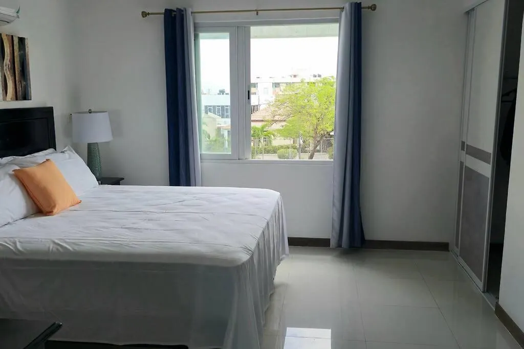 Cosmopolitan Retreat - New Kingston Apartment