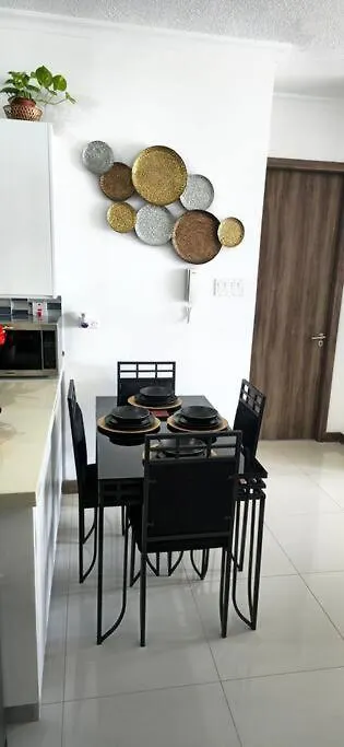 Cosmopolitan Retreat - New Kingston Apartment