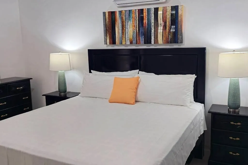 Cosmopolitan Retreat - New Kingston Apartment