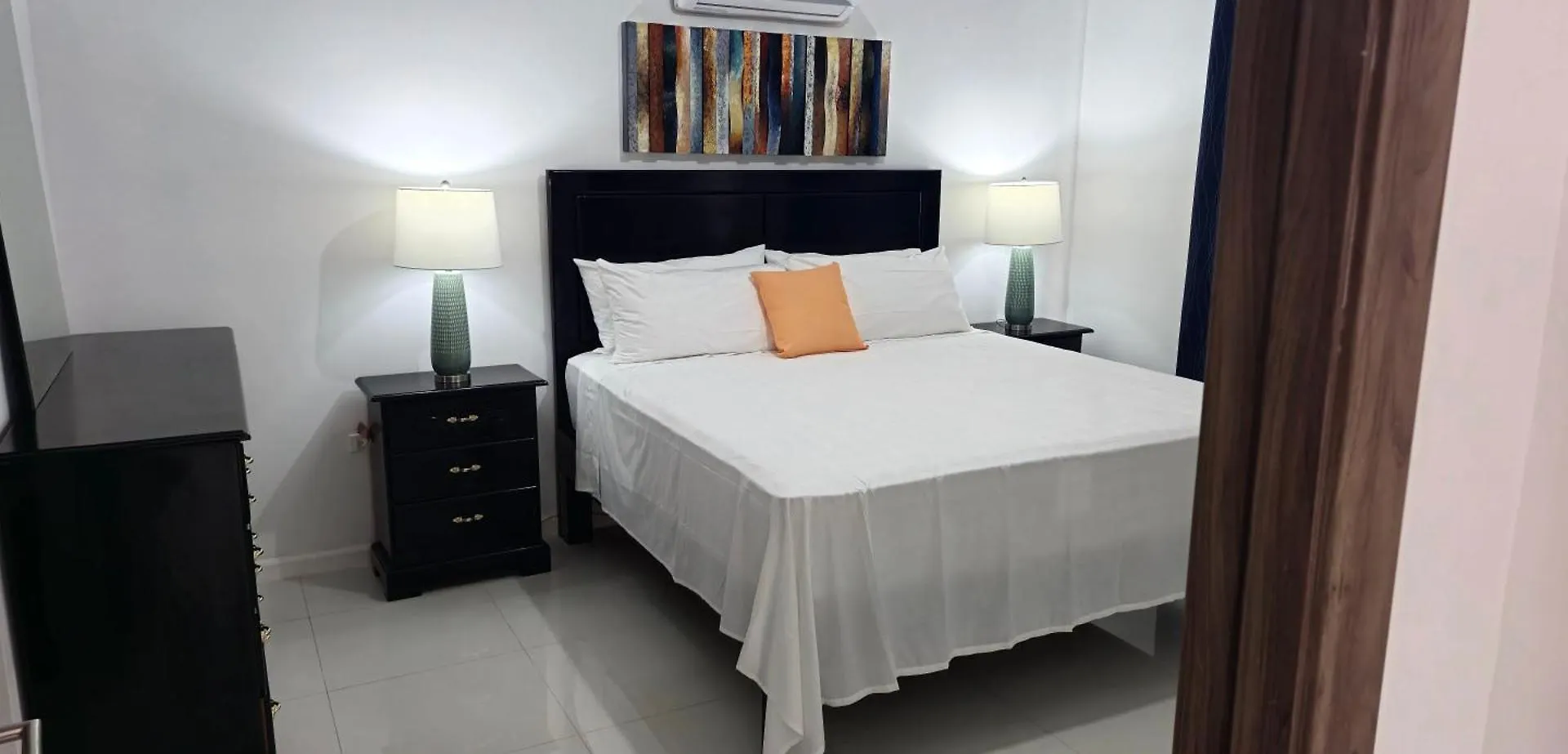 Cosmopolitan Retreat - New Kingston Apartment Jamaica